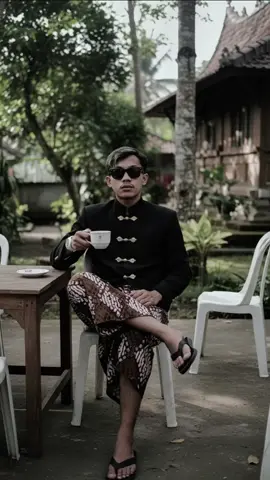 Tutor jadi mas² Jawa premium : 1. buka aplikasi Gemini atau web (google Gemini) 2. unggah foto 📸 3.masukkan prompt 👇🏻 @00:25:promt: Foto saya, berbadan ramping tak terlalu tinggi sekitar 160cm dan berat 48kg, bentuk wajah oval, kulit putih, alis tebal tapi tak berlebihan, serta model rambut Messy fringe. Pose: saya duduk dikursi plastik dengan kaki kanan di lipas di atas kaki kiri, lalu tangan kanan memegang gelas berisi kopi hitam yang ada di meja kayu di samping saya, tangan kiri di letakkan di atas paha, dan di sekitar saya juga terdapat beberapa siluet kursi plastik. aksesoris: saya memakai baju beskap berwarna hitam lengan panjang dengan tali emas di dada khas jawa, memakai bawahan kain coklat putih dengan selop karet hitam, tak memakai blankon namun saya memakai kacamata hitam kece serta jam putih di tangan kiri, beserta cicin putih di jari manis tangan kiri. suasana sekitar: latar belakang ada tanaman & pepohonan tradisional serta rumah joglo khas suku jawa. difoto menggunakan kamera dengan kualitas tinggi agar menghasilkan gambar yang bagus. rasio aspek 3:4 vertikal #geminiai#Ai#adatjawa#trend#fyp#masukberanda#jawa 