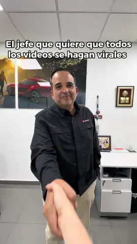 Ninguno de los dos aguantaba la risa para este video #jefe #marketing #mercadotecnia #toyotaculiacán 