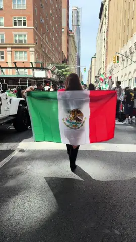 Love my people 🇲🇽🇲🇽🇲🇽#mexicanindependanceday #mexicanparadenyc #mexicantiktoks #mexicana #vivalaraza 