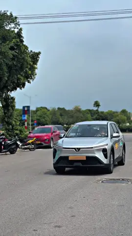 Limogreen của Taxi Long Biên đã lăn bánh trên đường, liệu có rút được ống thở của các đối thủ cùng phân khúc? Hẹn anh em 1 tuần sau em sẽ có video phỏng vấn chủ xe nhá. #taxilongbien #xanhsm #vinfast #limogreen #autocar 