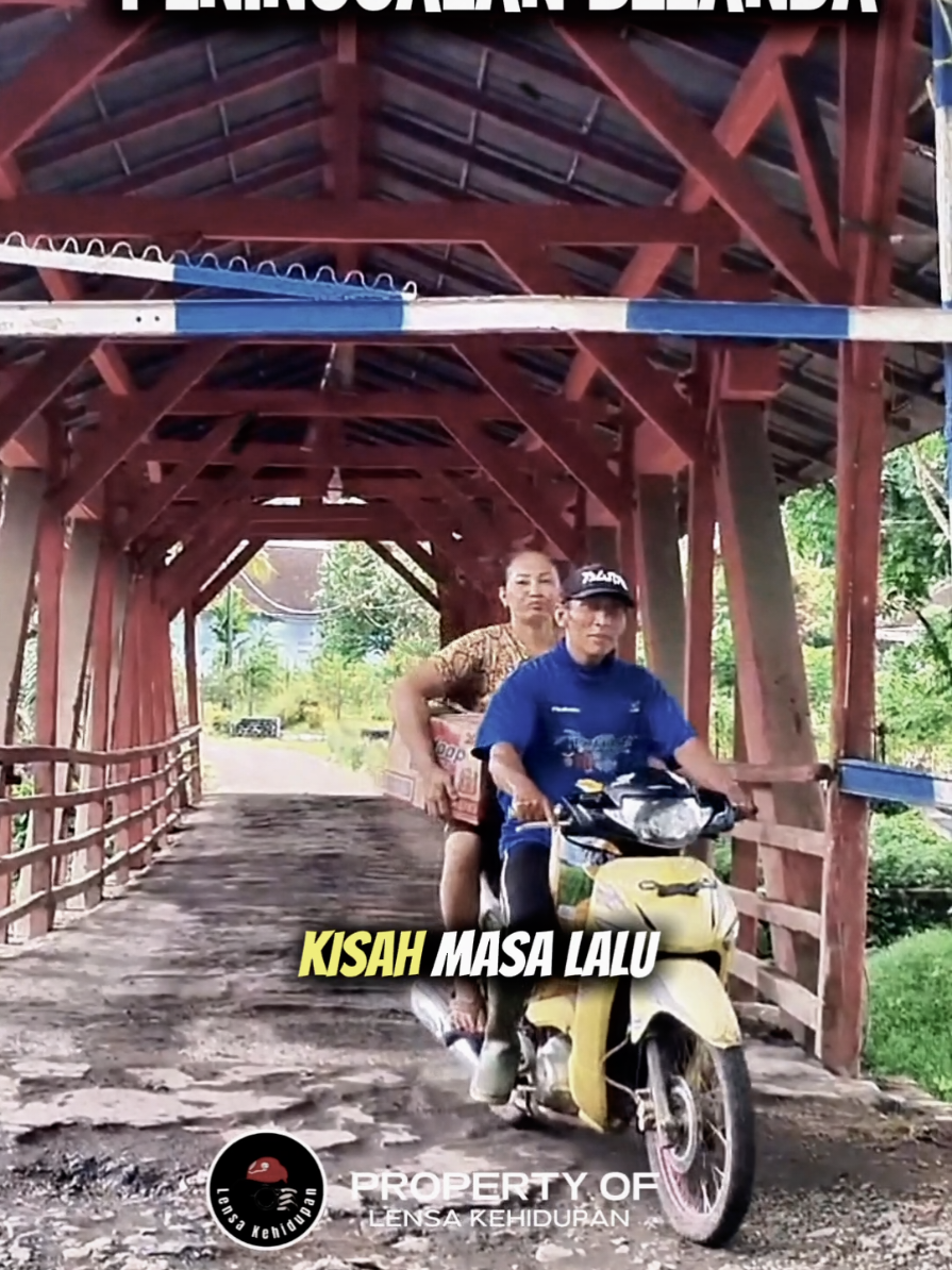 Menelusuri Jembatan Kudung di Perkebunan Kendenglembu, Glenmore, Banyuwangi 🌿 Jembatan bersejarah peninggalan Belanda tahun 1914 ini masih kokoh berdiri dan jadi jalur penting masyarakat sekitar. Unik karena memiliki atap, mirip penutup kepala 