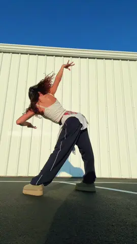 watch if you’re smart 😏 dc: @Robbie Blue #milkshakedance #eyekon #gapxkatseye #emmarae 