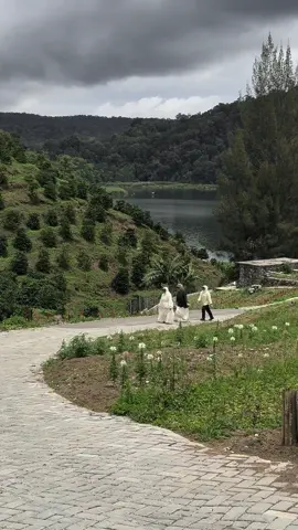 Kita bisa menulis seribu kata perpisahan. Tapi yang kita rasakan hanya satu, yaitu kehilangan