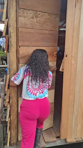 madre y su bebe duermen en el piso 