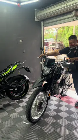 🚀 Transformamos esta Yamaha XTZ 150 negra con calcomanías verde neón 💚✨ ¡Quedó 🔥 y lista para destacar en cada camino! ¿Te atreves a personalizar la tuya? 💪 #YamahaXTZ150 #MotoPersonalizada #EstiloÚnico #ViralMoto #CustomBike    