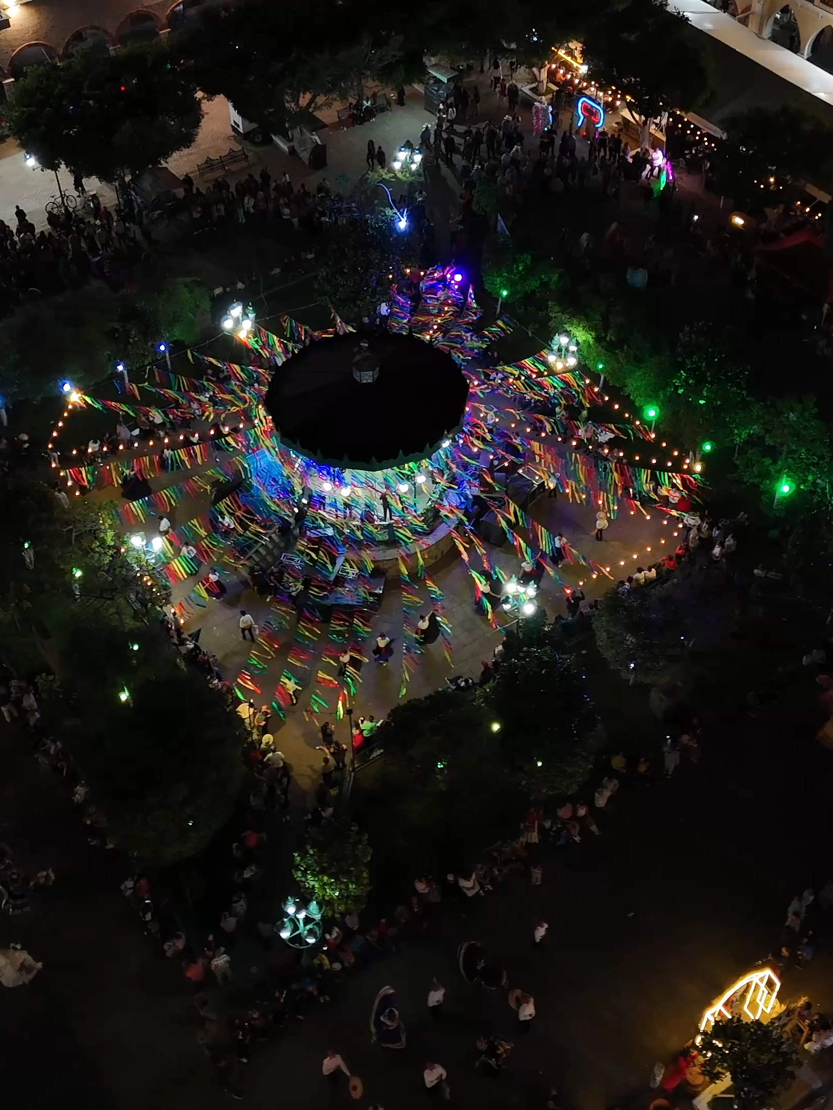 La Barca vivió una fiesta inolvidable. El Festival de la Cazuela Voladora y los Festejos Patrios 2025 llenaron nuestras calles de tradición, música y sabor. 🇲🇽 Familias, amigos y visitantes disfrutaron de nuestras raíces, nuestra gastronomía y el orgullo de ser mexicanos. Porque en La Barca, cuando celebramos, lo hacemos con el corazón y unidos como pueblo. Así vivimos juntos esta gran fiesta que nos llena de identidad. #LaBarca #SigamosAvanzando #FiestasPatrias #FestivalDeLaCazuela