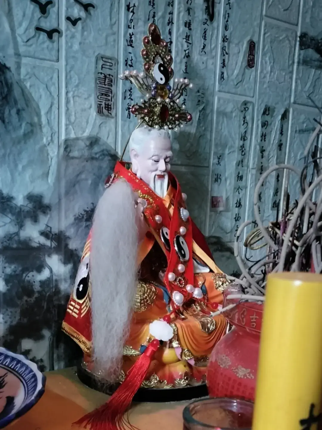 1. Thái Thượng Lão Quân Nội Nhật Dụng Diệu Kinh: Phàm là việc dùng trong ngày, ăn uống phải định, cấm khẩu độc tọa, chớ khởi một niệm. Vạn sự đều quên, tồn thần định ý, môi răng khép chặt, răng chạm nhau, mắt không nhìn vật, tai không nghe âm, một lòng nội thủ, điều tức miên miên.  Vi vi khinh xuất, tựa có như không, chớ để gián đoạn, tự nhiên tâm hỏa hạ giáng, thận thủy thượng thăng, trong miệng dục tân tự sinh, linh chân phụ thể, tự biết con đường trường sinh. Mười hai thời thần, thường nên thanh tĩnh.  Linh đài vô vật vì thanh, một niệm bất khởi vì tĩnh.  Thân là nhà của khí, tâm là nhà của thần.  Ý hành thì thần hành, thần hành thì khí tán.  Ý trụ thì thần trụ, thần trụ thì khí tụ.  Ngũ hành chân khí, kết thành đao khuê, tự nhiên trong thân có tiếng, đi lại ngồi ngoài, thường cảm thấy thân thể như gió vận hành, bụng như sấm nổ, trận hòa khí thấu, ủ ấp quán đỉnh, tự uống đao khuê vậy.  Nghe tiên âm vô huyền chi khúc, không gảy tự phát ra tiếng, không gõ tự kêu, thần khí tương kết, như nam tử hoài thai, được xem nội cảnh, thần tự ngôn ngữ.  Là nhà hư vô, cùng thánh đồng cư, luyện thành cửu chuyển, kết thành đại đan, thần tự xuất nhập, cùng trời đất tề niên, nhật nguyệt đồng minh, thoát ly sinh diệt vậy.  Mỗi ngày chớ để có tổn thất, mười hai thời thần thường nên thanh tĩnh.  Khí là mẹ của thần, thần là con của khí, như vẹt ấp trứng, thiết yếu tồn thần dưỡng khí, có thể không rời sao?  Diệu thay, huyền diệu lại càng huyền diệu.  Trong thân người có thất bảo, vì phú quốc an dân, tinh khí huyết mãn vậy.  Tinh là thủy ngân, huyết là hoàng kim, khí là mỹ ngọc, tủy là thủy tinh, não là linh sa, thận là cầu xan, tâm là san hô, đây là thất bảo, quy thân bất tán, luyện thành đại dược, vạn thần đều đăng tiên vậy! 2. Thái Thượng Lão Quân Ngoại Nhật Dụng Diệu Kinh: Kính thiên địa, trọng nhật nguyệt.  Sợ luật nước, theo vương đạo, hiếu kính cha mẹ.  Trên khiêm nhường, dưới hòa mục.  Việc thiện thì làm, việc ác thì dừng.  Giúp người thành học, chớ phá người đoạn.  Cao biết nguy, đầy biết tràn.  Tĩnh thường an, kiệm thường đủ.  Cẩn thận thì không lo, nhẫn thì không nhục.  Bỏ xa xa hoa, chuộng sự chân thực.  Che điều sai của người, nêu đức của người.  Hành tiện ích, hòa thuận láng giềng.  Thân cận bậc hiền thiện, xa sắc thanh.  Nghèo giữ phận, giàu thi ân.  Hành bình đẳng, chớ cậy thế.  Lâu dài tự thắng, chớ ghen tị.  Ít keo tham, trừ xảo trá.  Gặp oán thì hóa giải, tích lũy nhân hạnh.  Hứa thì không trái, lời nói có tín.  Nhớ kẻ cô quả, cứu giúp nghèo khốn.  Cứu nguy nạn, tích âm đức.  Hành từ huệ, chớ sát sinh.  Nghe lời trung, chớ dối lòng.  Y theo đó mà hành, có thể siêu thăng. #daogiao #thaithuonglaoquan #đạogia☯️ #tamthanhdaoto #tongiao 