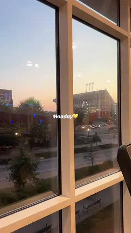 HAPPY Monday!!!💛#Lifestyle #collegelife #auburn #ditl #fyp 