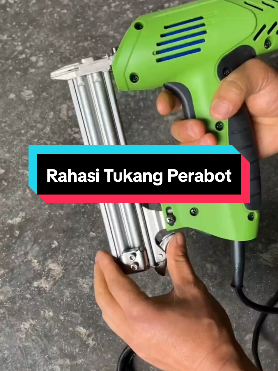 Membalas @abraka39 bisa bang, di papan aja bisa #mesinpakutembaklistrik #staplestembak #tukangmebel  #tukangperabot 