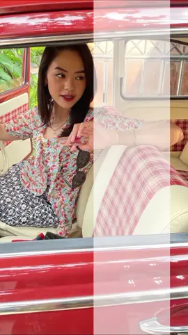 Mbak Rania A. Yamin selalu setia mengenakan kebaya di setiap langkahnya. Bukan hanya untuk acara istimewa, tapi juga dalam keseharian, kebaya sudah menjadi bagian dari dirinya. Salah satunya adalah kebaya dari Kebaya Mbok Dhe, yang ikut menemani Mbak Rania di berbagai momen, baik formal maupun santai. Sebuah bukti bahwa kebaya tak lekang oleh waktu, bisa dikenakan dengan penuh percaya diri dan tetap nyaman. 🌸 Terima kasih Mbak Rania, sudah ikut melestarikan budaya dengan cara yang sederhana namun bermakna 🙏 @raniaayamin  #pasarantiktriwindu #kebayambokdhe #kebayajanggan #kebaya #raniaayamin 