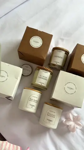 Simplesmente encantada com a qualidade e o perfume dessas velas da @VICTORIA CANDLE 🕯️🎀 Além de lindas, transformam qualquer ambiente em um espaço mais aesthetic e acolhedor ✨ Gratidão por esse presente incrível! #unboxingvideo #asmr #velasaromaticas #cozyvibes #candles 
