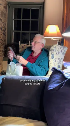 Surprising the best dad in the world with @Philadelphia Eagles tickets 💚🦅 #gobirds #eagles #eaglesfans #eaglesfootball 