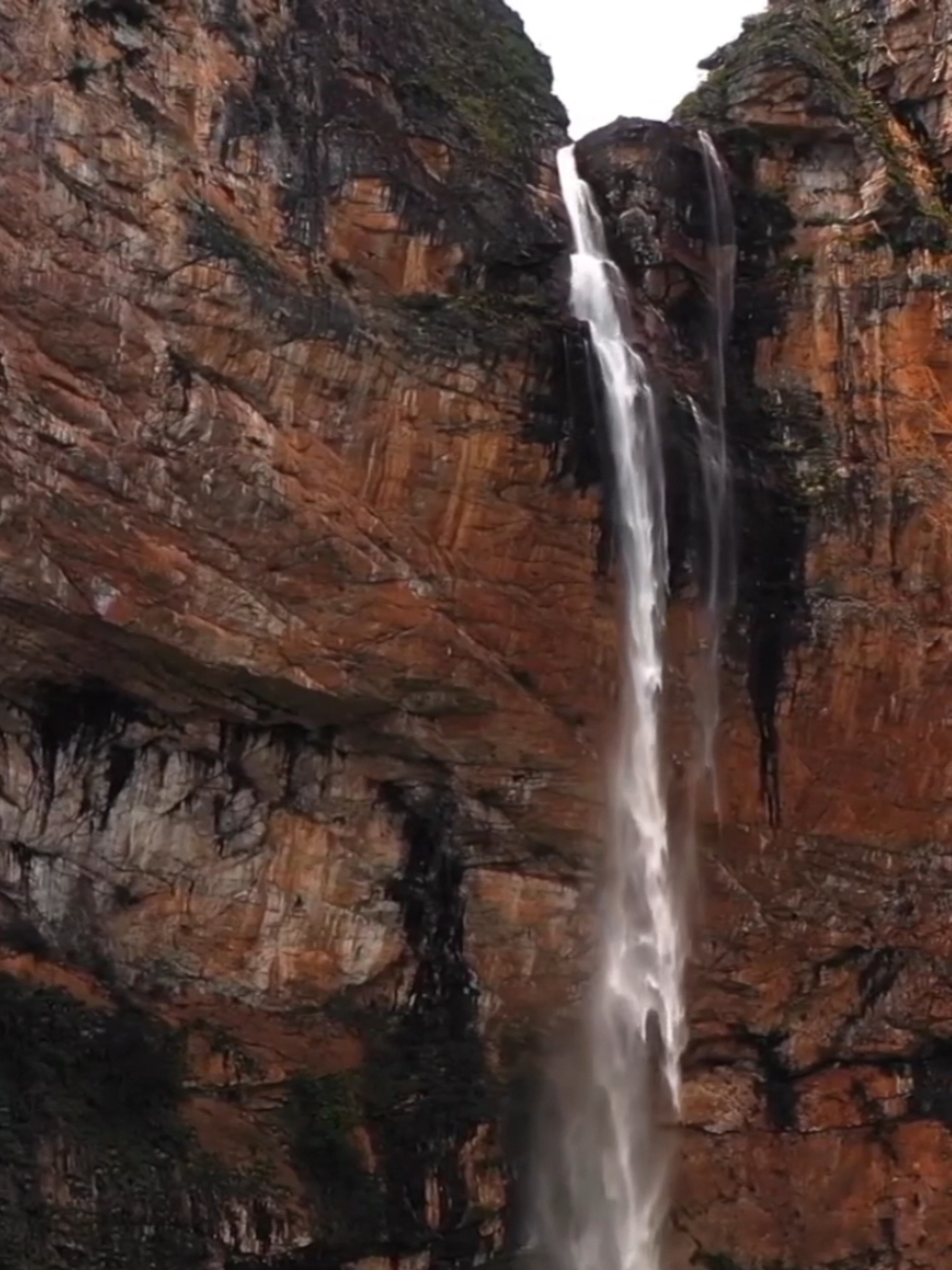 Pare. Sinta. Admire… cada detalhe da história e da natureza de Minas. #minasgerais  #historia #cachoeira #cidade #turismo 