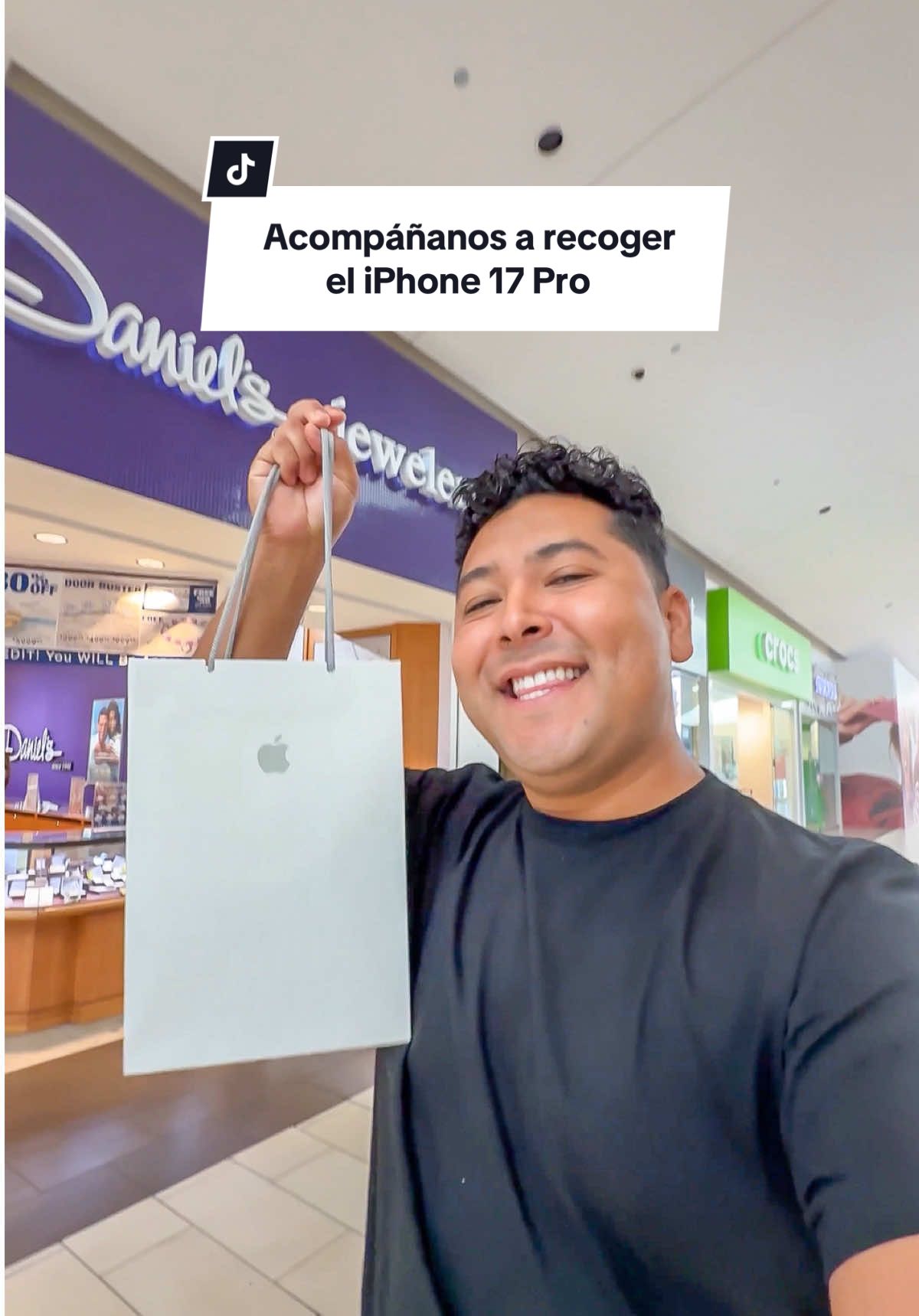 No me pude resistir 🫢 que color creen que escogí? #iphone17pro  #carlosdia #fypシ゚viral #acompañame 