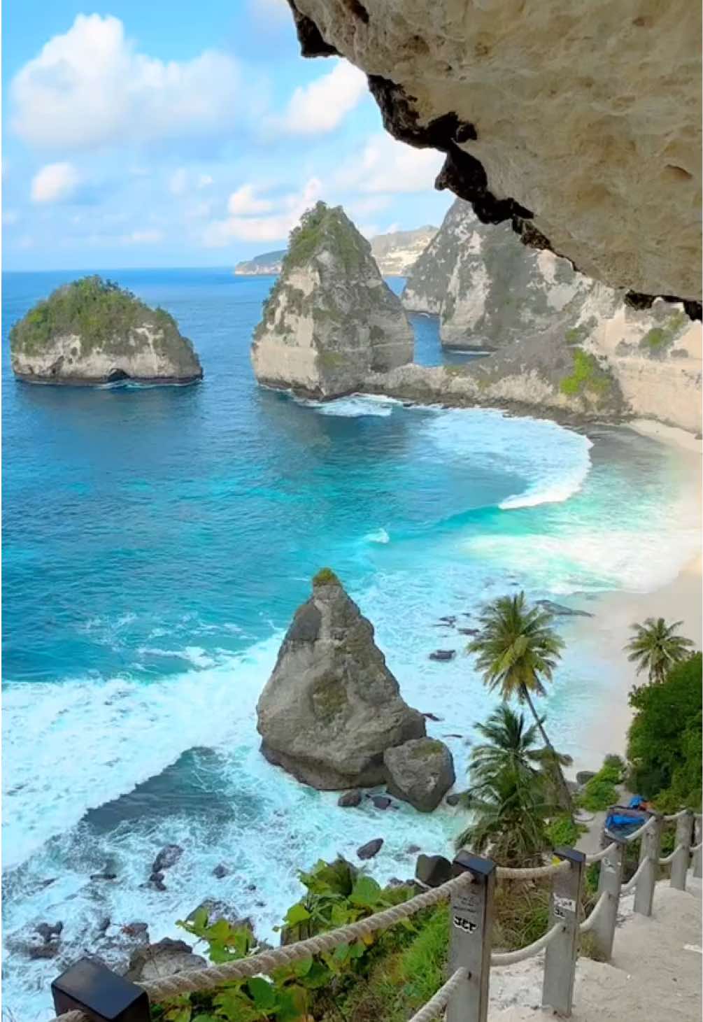 Diamond Beach.. Pantai eksotis di bagian timur Nusa Penida yang menyuguhkan pemandangan tebing karst yang megah, air laut yang jernih berwarna biru tosca dan pasir pantai yang putih bersih.. Destinasi yang wajib dikunjungi saat ke Nusa Penida.. #diamondbeach #nusapenida #penidaisland #pantaivibes #wisatanusapenida #fypシ゚ #explorenusapenida #wisatabali #eksplore #baliindonesia #bali 