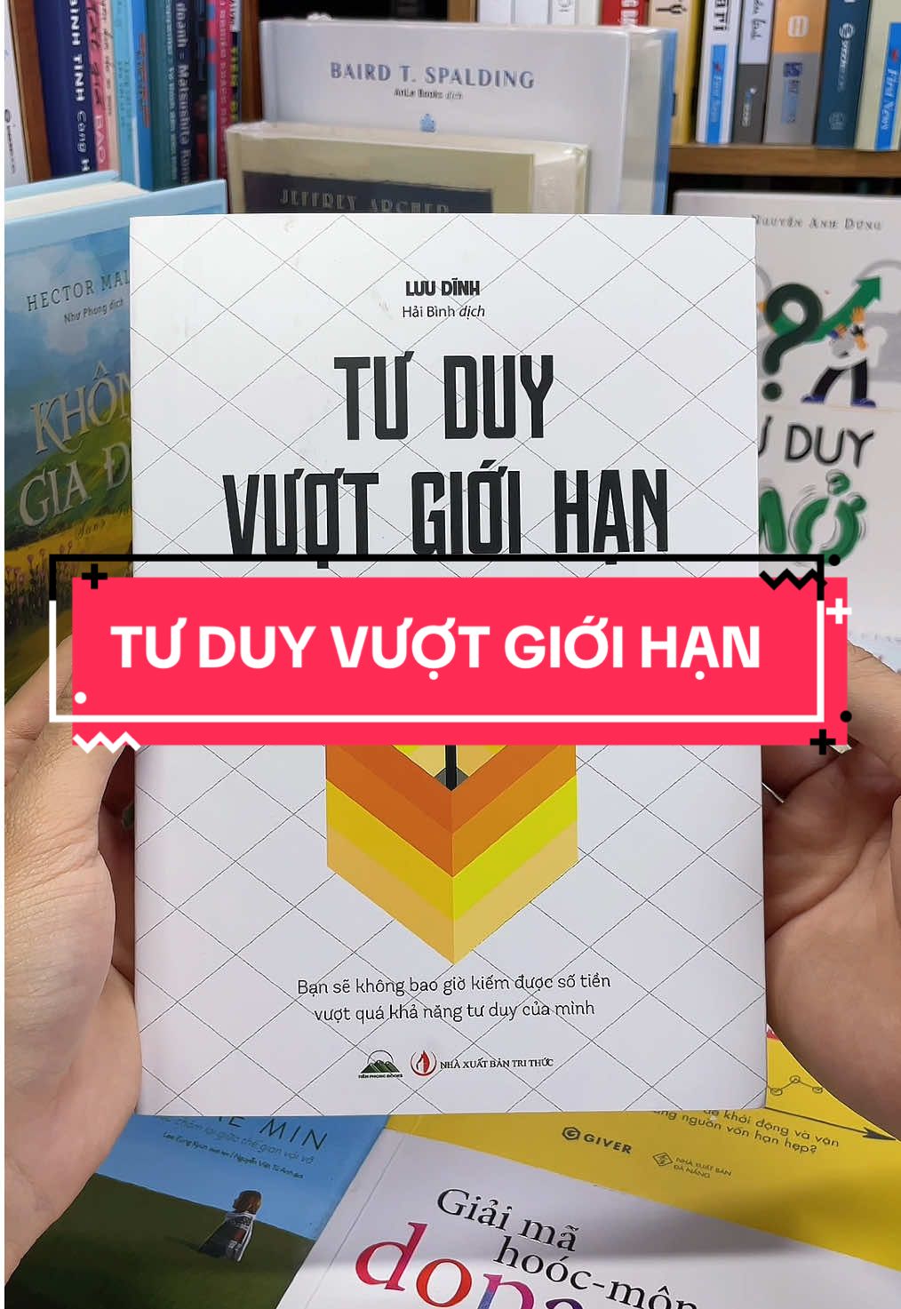 Tư Duy Vượt Giới Hạn – Bứt phá để đạt điều người khác cho là không thể! Bạn đang tự hỏi vì sao có người luôn vươn tới đỉnh cao, còn có người mãi dậm chân tại chỗ? Tất cả bắt nguồn từ tư duy. Cuốn sách “Tư Duy Vượt Giới Hạn” sẽ giúp bạn xóa bỏ rào cản vô hình trong đầu, khai phá tiềm năng và mở ra những cơ hội tưởng chừng bất khả thi. Với những chiến lược thực tế, câu chuyện truyền cảm hứng và bài học hành động ngay, cuốn sách này sẽ là chìa khóa giúp bạn dám nghĩ lớn – làm lớn – đạt được thành công bền vững. Nếu bạn muốn thoát khỏi vùng an toàn và bứt phá ngoạn mục, hãy sở hữu ngay Tư Duy Vượt Giới Hạn để thay đổi cách bạn nhìn thế giới và chính mình!#tiemsachbinhyen #sach #sachhay #BookTok #tuduyvuotgioihan 