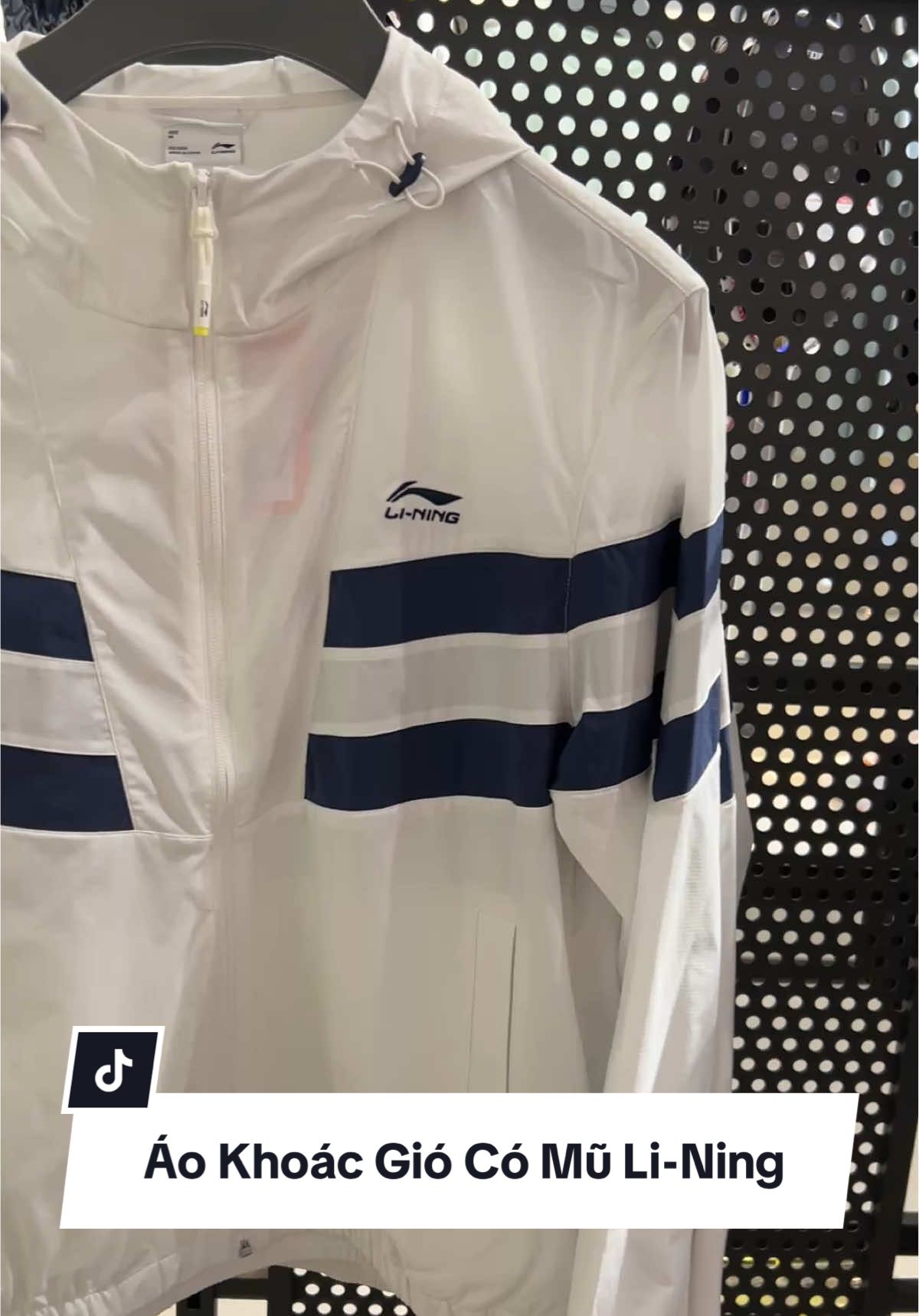 Áo Khoác Gió Thời Trang Nam [ Chính Hãng Li-Ning ]  Thông số sản phẩm :  Chất liệu vải :Polyester100% Công nghệ : GREENSHELL, LN UV PROOF 50+ Áo khoác thể thao nam (2 lớp) Dòng sản phẩm: Thời trang/Sportlife Form dáng : Loose Fit Áo khoác dáng rộng, trẻ trung, năng động, thoải mái khi vận động và dễ phối đồ khi mặc layer. Chất liệu vải có khả năng co giãn nhẹ, mang lại cảm giác thoải mái khi mặc. Công nghệ chống nắng UPF 50+ giúp giảm thiểu tác hại của tia UV lên da khi tiếp xúc với ánh nắng mặt trời. Thiết kế phối màu thời thượng, tạo cảm giác cao cấp #lining #liningstorevn #liningvietnam 