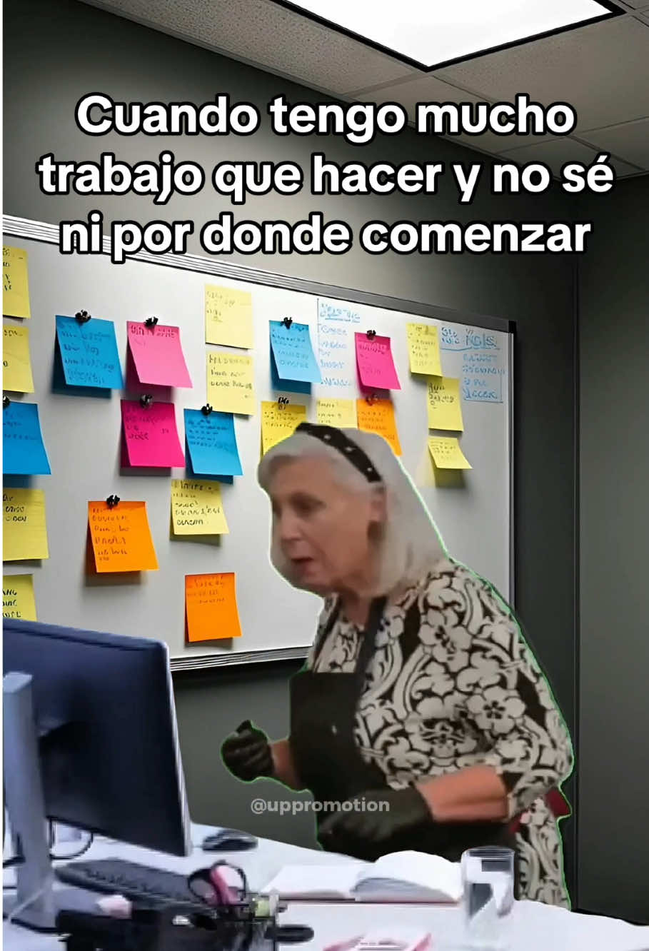 😂😂😂 Cuando tengo mucho trabajo que hacer y no sé ni por donde comenzar… ¡así me siento ahorita! 😅 #humorlaboral #humor #humoreneltrabajo #tiktokhumor #oficinatiktok 