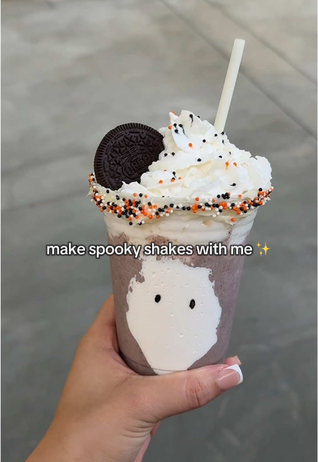 Cute and easy to make 🎃✨ #halloween #milkshake #fall 