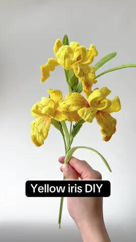 Hướng dẫn làm hoa diên vĩ vàng 💛 | Yellow iris DIY 🌼 | 노랑창포 만들기 🌸 | 黄菖蒲手作 💛 | ไอริสเหลือง 🌼 | Iris kuning 💛#bebonghandmade #hoatotnghiep #huongdanlamhoakemnhung #hoacuoihandmade #bohoakemnhung 