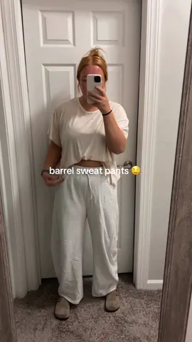 Okay but these are my newest obsession for fall 🤩🍂 #fallfashion #barrelpants #sweatpants #fallpants #loungewear 