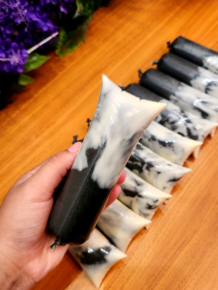 geladinho gourmet 🥰 Ingredientes Geladinho Preto: 1 litro de leite integral 1 caixa de leite condensado (395g) 1 caixa de creme de leite 200g 4 colheres de sopa de açúcar Cacau em pó Black (a gosto) usei 7 colheres de sopa  1 colher de sopa de Aroma de baunilha 1 colher de sopa de liga neutra Corante soft gel super preto Chocolate branco para decorar 10g por saquinho  rendimento 11 unidades 130ml saquinho 6x24  #sobremesafácil #dindingourmet #geladinhogourmet #chupchupgourmet 