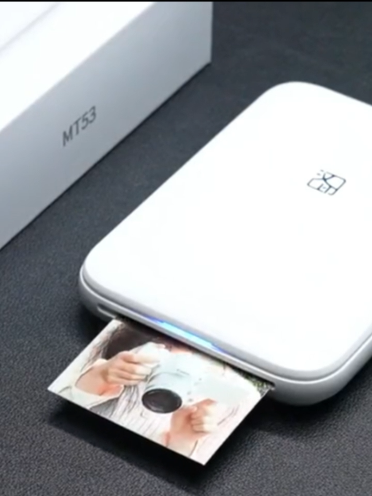 “Đây là máy in ảnh mini HPRT MT53 – nhỏ xíu xiu, bỏ túi mang đi khắp nơi. Chỉ cần kết nối Bluetooth, chọn tấm hình mình thích… tích tắc một cái… ảnh ra ngay luôn, nét căng nha!” “In xong dán ngay vào sổ tay, dán tường, hay tặng cho ‘crush’ để gây ấn tượng. Cảnh báo: dễ nghiện in ảnh lắm đó 🤭.” “Muốn có một album triệu like như mình? Nhấn link dưới video rồi rinh em nó về ngay nhaaa!” #mayinanhmini #hprtmt53 #mayinanh #tiktokshop #reviewdungthu #giadungthongminh #fyp #xuhuong