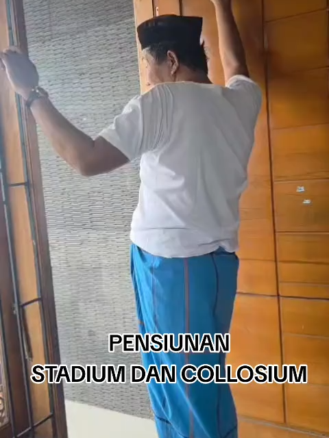 “Umur boleh senja, tapi semangat joget gak ada pensiun 😎✨ Dari colosseum ke panggung kehidupan, kakek tetap enjoy! 🕺🔥” #kakekgaul #joget #lucu #nostalgia #fyp #viral #legend #senjaberwarna #receh #videolucu #komedi #OktoberRANS #zonaketawa