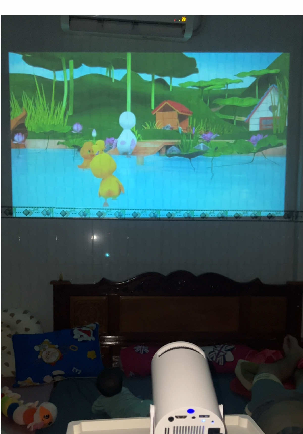 Máy chiếu cho bé xem phim #maychieu #maychieumini #maychieuphimtainha #xemphim #xuhuong 