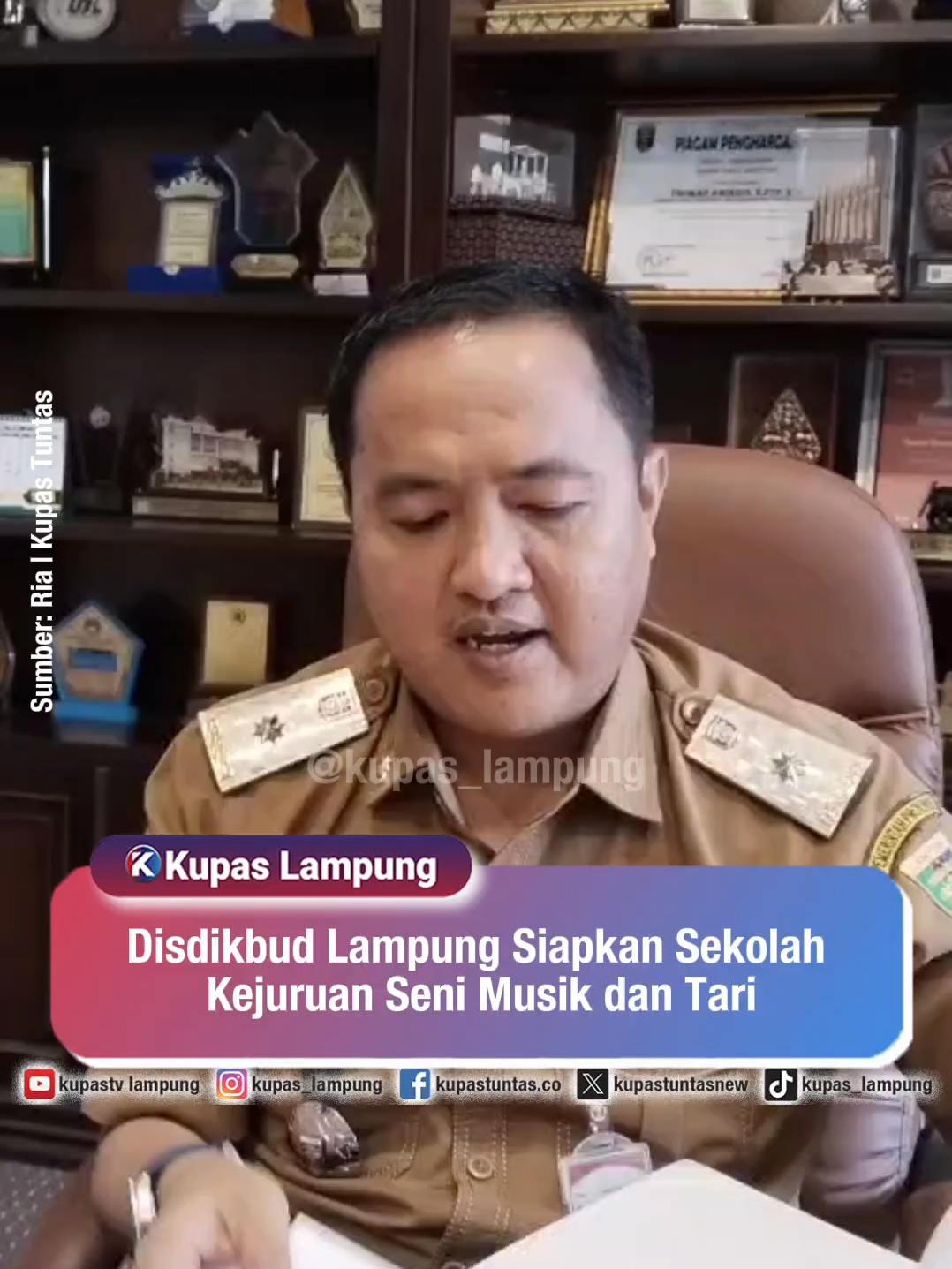 Disdikbud Lampung Siapkan Sekolah Kejuruan Seni Musik dan Tari . . Dinas Pendidikan dan Kebudayaan Provinsi Lampung tengah merancang pembukaan jurusan seni di beberapa SMK untuk menyalurkan bakat siswa di bidang seni secara lebih serius. Kepala Disdikbud Lampung, Thomas Amirico, pada Senin (22/9/2025), menyampaikan bahwa pembukaan awal akan dilakukan di SMKN 1 Pringsewu, SMKN 5 Bandar Lampung, dan SMK Kota Gajah. Ia menuturkan bahwa rencana ini diharapkan mampu mencetak lulusan yang berdaya saing, baik sebagai seniman maupun wirausahawan. Sementara itu, anggota Komisi V DPRD Lampung, Deni, menegaskan dukungannya dan menyampaikan bahwa rencana ini telah disampaikan langsung kepada Gubernur Lampung. - Untuk berita selengkapnya, baca di www.kupastuntas.co - #DisdikbudLampung #ThomasAmirico