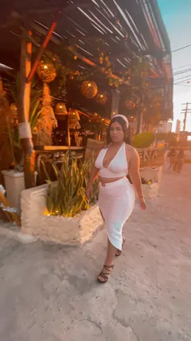 Not the restaurant sign… not the sunset… just HER. #FYP#FYPr#ForYouPagep#ExplorePagek#TikTokViralr#CartagenaVibes #FYP     