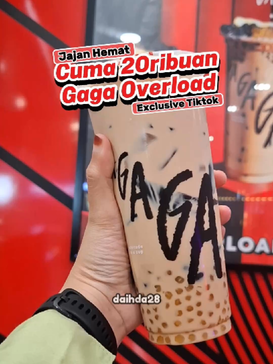 Gaga Thai Tea Overload (L), cuma 20ribuan dengan topping melimpah Rasanya? Autentik Thailand 100%! 🇹🇭 Waktunya upgrade minuman kamu 😎 Langsung aja klik tag lokasi di video ini, pilih menunya, bayar dengan gopay/Dana/Virtual Account, dan tukarkan vouchernya ke outlet terdekat. #GoAcademyDiningSep #PromoMakanGajian #Gaga #ThaiTea #PromoSeruWeekend 