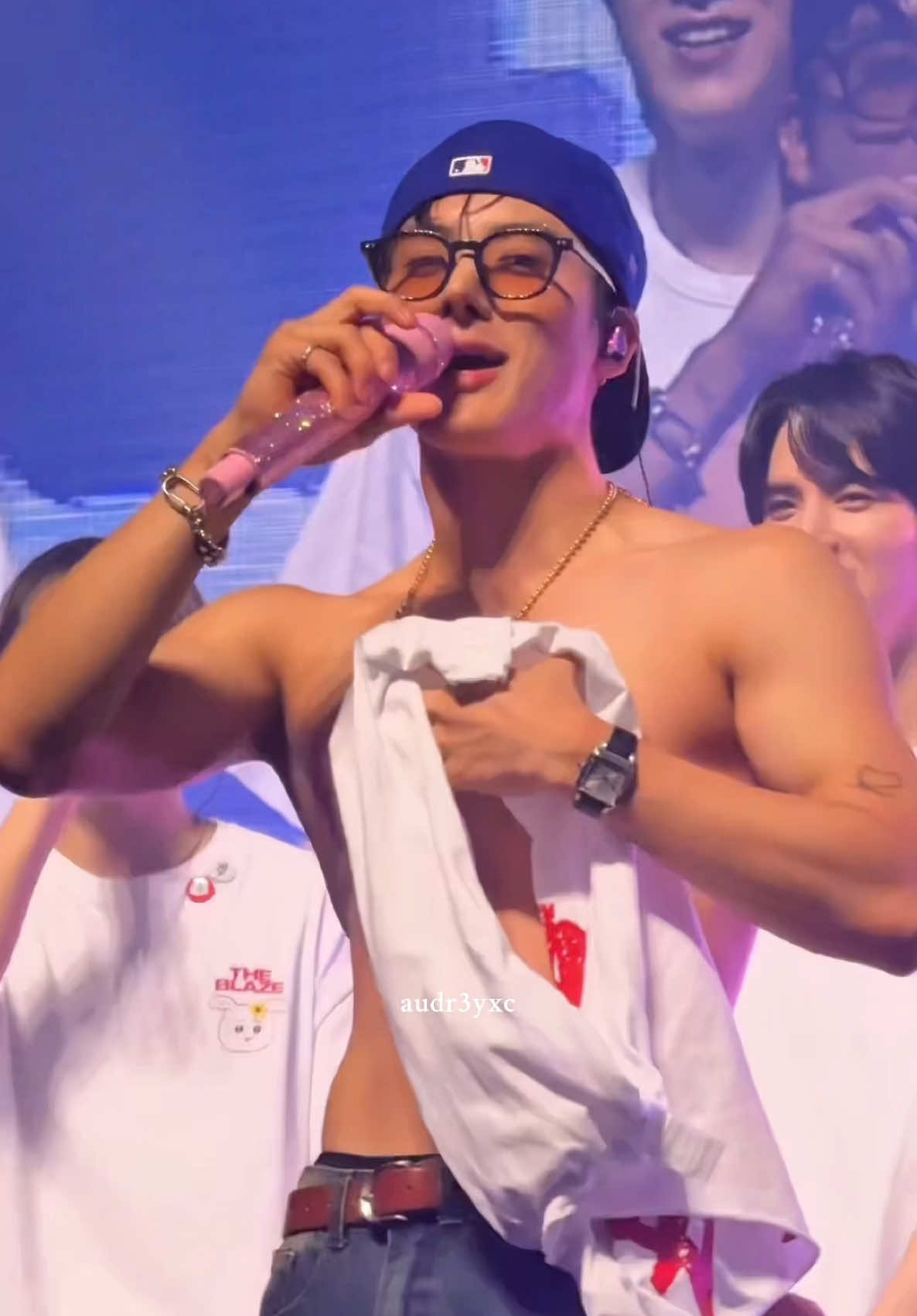 what was in the la air…. #ERIC #theboyz #kpop #fyp #foryoupage 