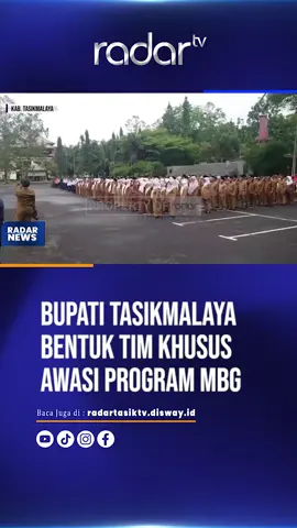 Bupati Tasikmalaya Bentuk Tim Khusus Awasi Program MBG, Timsus Fokus Awasi Kebersihan Dapur Dan Sampah MBG RADARTASIKTV.ID - Langkah tegas diambil Bupati Tasikmalaya Cecep Nurul Yakin, merespon kasus keracunan siswa pasca mengonsumsi makanan bergizi gratis. Cecep mengumumkan pembentukan tim khusus, untuk melakukan pengawasan mendalam terhadap program MBG di seluruh wilayah Kabupaten Tasikmalaya. Tim yang diketuai asisten daerah ini, melibatkan Kepala Bappeda, Dinas Pendidikan, dan Dinas Kesehatan. Bupati dan Wakil Bupati berperan sebagai pengarah dan pengawas. Selain fokus pengawasan dapur, Pemkab Tasikmalaya juga memprioritaskan penanganan sampah yang dihasilkan dapur MBG. Cecep menjelaskan, pihaknya juga melibatkan 40 Puskesmas di Kabupaten Tasikmalaya, untuk memonitor aspek kesehatan dapur MBG. Mulai dari kebersihan tempat masak, kelayakan bahan baku, hingga proses memasak yang baik. Selain itu, bupati juga mengungkap permasalahan sampah yang dihasilkan program MBG. Setiap dapur menghasilkan hampir sepuluh karung sampah harian. Untuk itu, Pemkab berkoordinasi dengan Camat, Bidang Lingkungan Hidup, dan Dinas PU, guna mencari solusi dalam pengolahan limbah yang tepat. Cecep menegaskan, jangan sampai program MBG yang menjadi prioritas pemerintah pusat, malah menimbulkan masalah baru akibat pengawasan tidak maksimal dari pemerintah daerah. #beritaterkini #mbg #makanbergizigratis #kabupatentasikmalaya #radartvtasik 