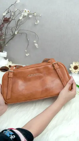 Ainsley Bag siap lengkapi gaya harianmu dengan effortless chic. Miliki sekarang, stok terbatas! 😉👇🏻 klik keranjang kuning dibawah 🛒 #amouraandco#fyppppppppppppppppppppppp #amourabags #TasKekinian #OOTDStyle#rekomendasitaswanita #happyshopping #rekomendasitascantik #viraltiktok