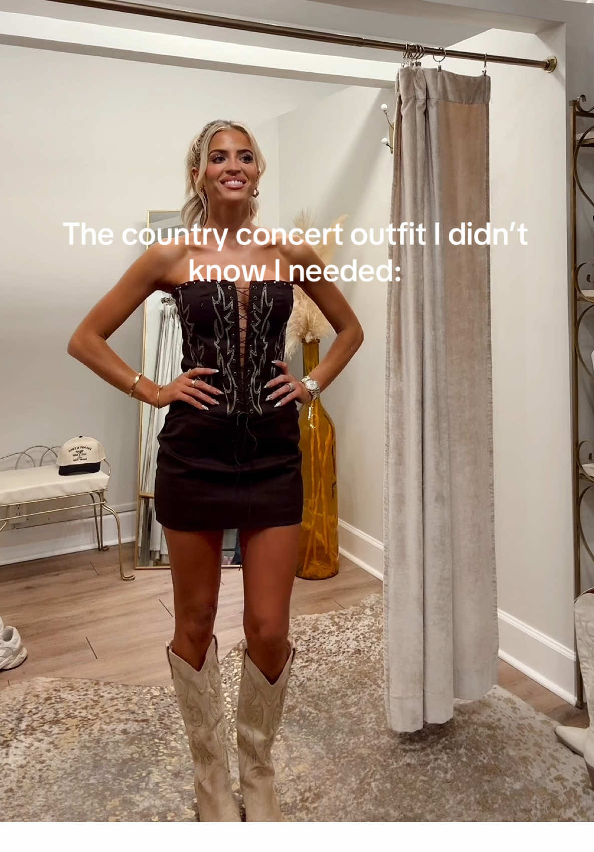 I love shopping here because they have endless accessories to style with 💭💫✨💖🪄 @Trendy and Tipsy #nashville #countryconcert #countryconcertoutfit #western #OOTD 