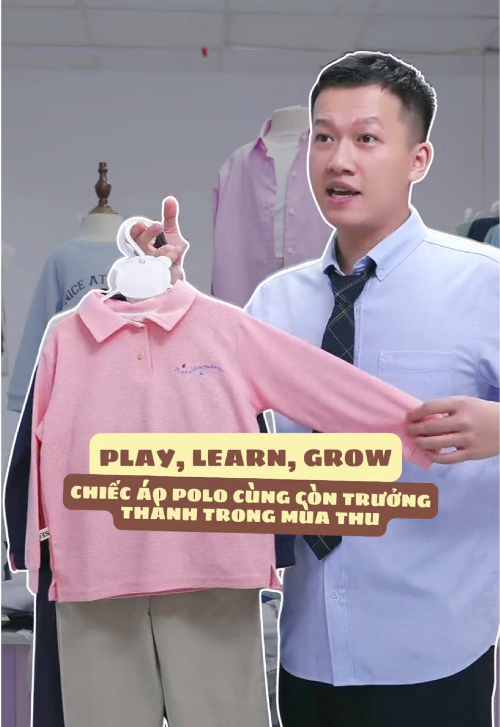 Chiếc áo cùng con trưởng thành trong mùa thu đông 2025  Với chất cotton xốp hot hit mùa thu 2025, form dáng thanh lịch, màu sắc dễ phối cùng hình thêu vô cùng dễ thương. Áo polo “Play, Learn, Grow” sẽ là lựa chọn sáng suốt cho bé trong mùa thu này   #TheSEOHIClub #aopolo #cotton 
