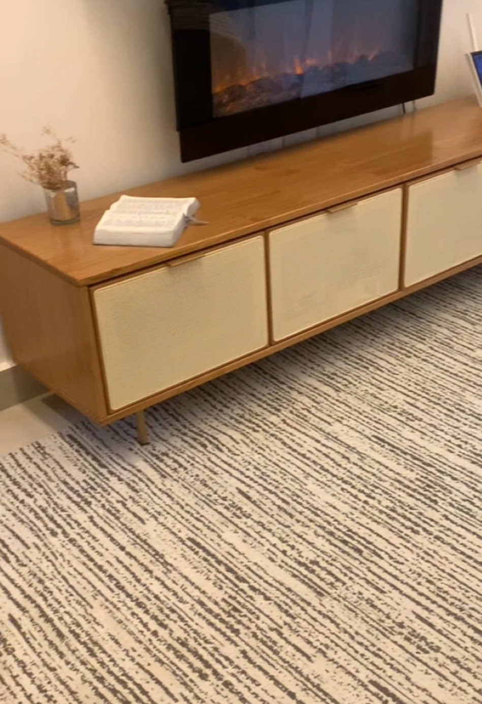 Olha só que achado! Esse tapete grande 2x3 metros é simplesmente perfeito pra transformar a sala ou o quarto. 🏡✨ Ele tem esse estilo boho rústico, com tons neutros de cru e caramelo, que combinam com qualquer decoração. Além de lindo, é antiderrapante, trazendo mais estabilidade no dia a dia. E o melhor: é lavável na máquina, super prático para manter sempre limpo e aconchegante. A composição é 70% algodão e 30% poliéster, garantindo conforto e durabilidade. Quer deixar seu ambiente bonito, acolhedor e fácil de cuidar? Esse é o tapete certo! 💖 👉 Vou deixar o link aqui pra vocês conferirem!” #CasaAconchegante #CasaOrganizada #Aconchego #RotinaDeCasa #Decoração 