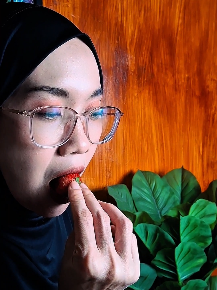 kalau mau konsumsi buah sebaiknya dicuci dulu. biasanya aku pakai Sunlight Biocare Nature Blueberries. Aman dan bersih