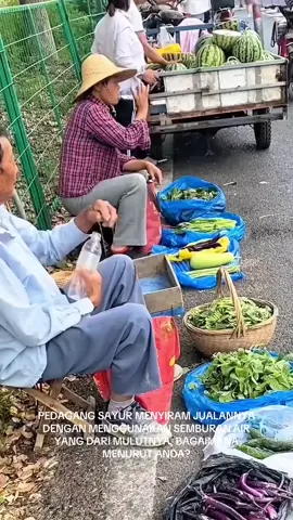 PEDAGANG SAYUR MENYIRAM JUALANNYA DENGAN MENGGUNAKAN SEMBURAN AIR YANG DARI MULUTNYA, BAGAIMANA MENURUT ANDA? #jualan #sayur #jualansayur #jualankecilkecilan #jualanditiktok 