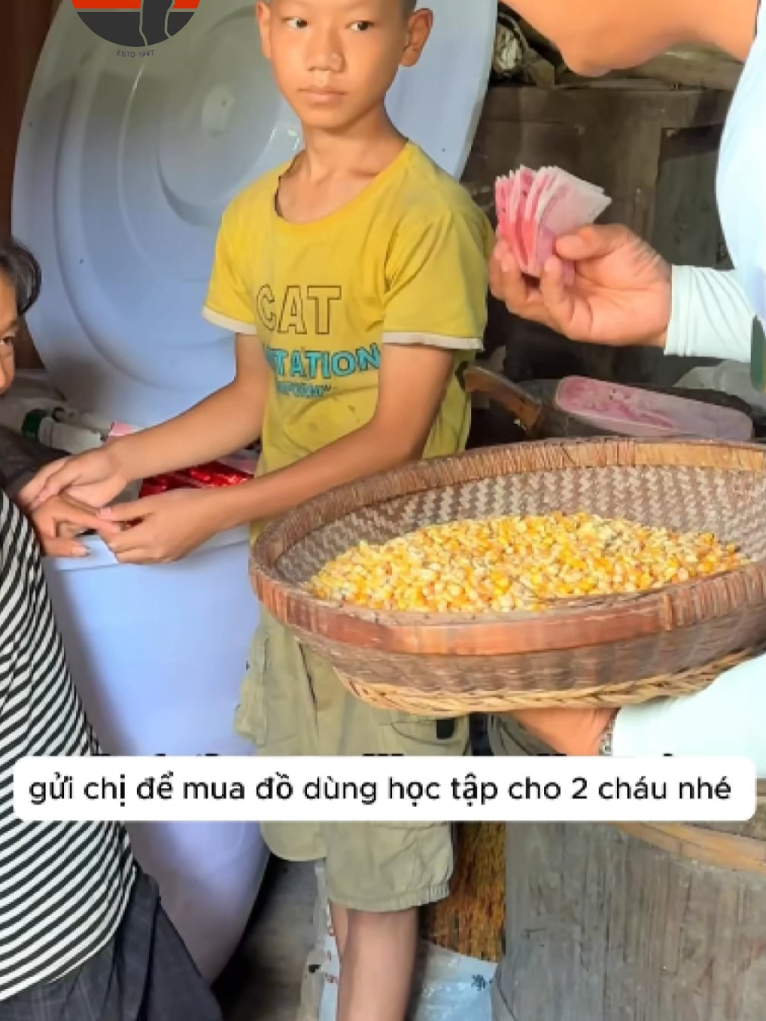 anh cần thủ vào nhà chị gái bị què chân xin ngô được chị và 2 đứa con chị cho 1 rổ ngô luôn #cauca #fishing