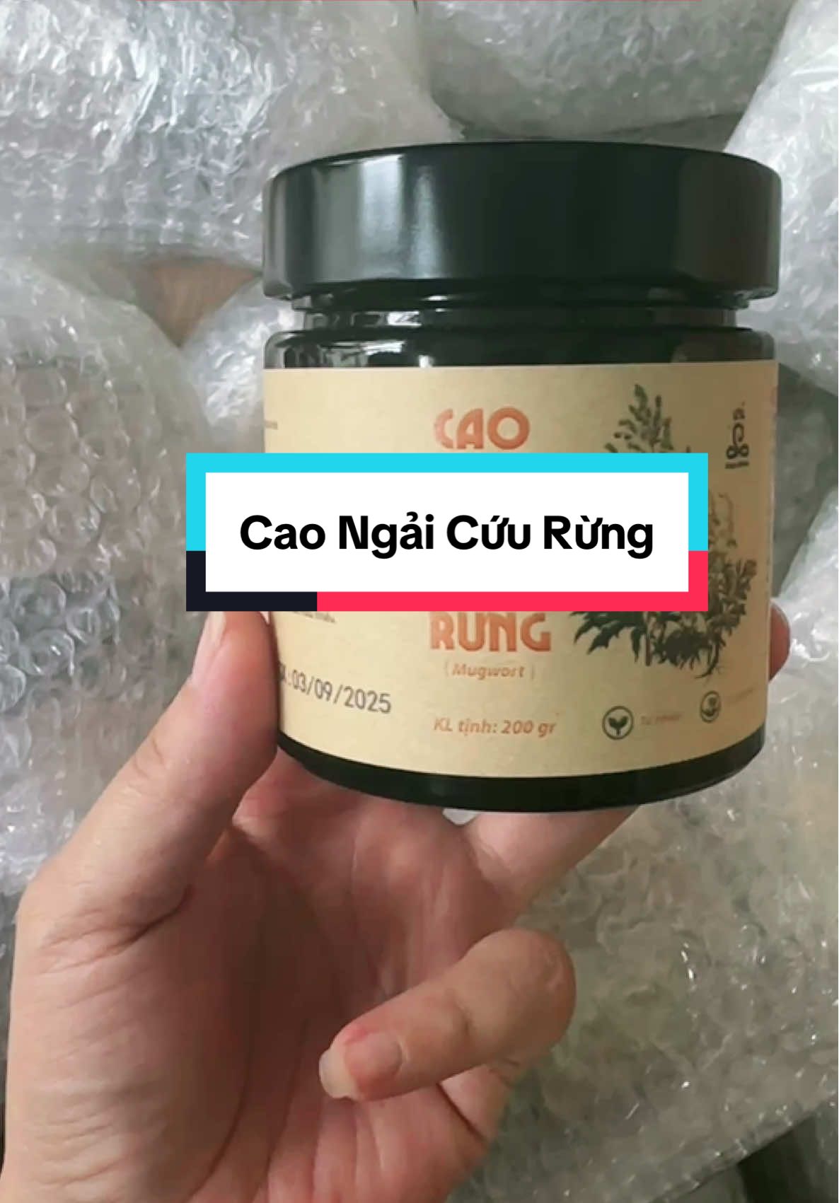 Cao ngải cứu rừng 🌿 là dạng cô đặc từ lá ngải cứu, rất tiện dùng để giữ ấm tử cung, điều hòa khí huyết, giảm đau bụng kinh, hỗ trợ phụ nữ sau sinh, giải hàn, dưỡng khí huyết. 🌸 Cách dùng cao ngải cứu: 1. Uống trong (bồi bổ, dưỡng huyết, ấm tử cung): Lấy 1 thìa cà phê (5–10g) cao ngải hòa với 150–200ml nước ấm, có thể thêm ít mật ong cho dễ uống. Ngày uống 1–2 lần. 2. Ngâm chân (tăng tuần hoàn, ngủ ngon, ấm cơ thể): Pha 1–2 thìa cao ngải vào chậu nước nóng 40–45°C. Ngâm chân 15–20 phút, tốt nhất trước khi đi ngủ. #caongaicuu #thucphamhuuco #thucphamxanh #xuhuong #cuahanghuuco