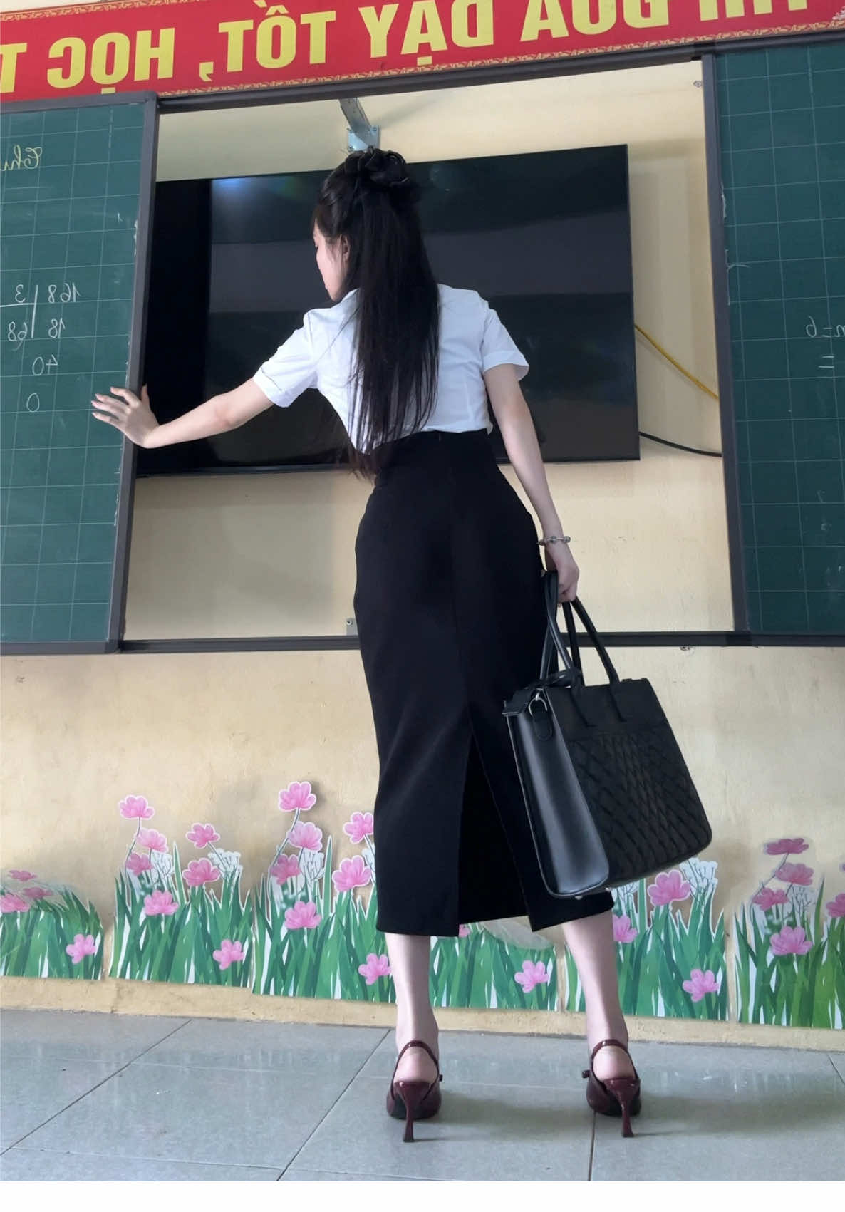 Được cái ngoan, ai nói gì cũng dạ #cogiaotieuhoc #codieune #hocsinh @LIMI BAGS Túi Xách Công Sở Da 