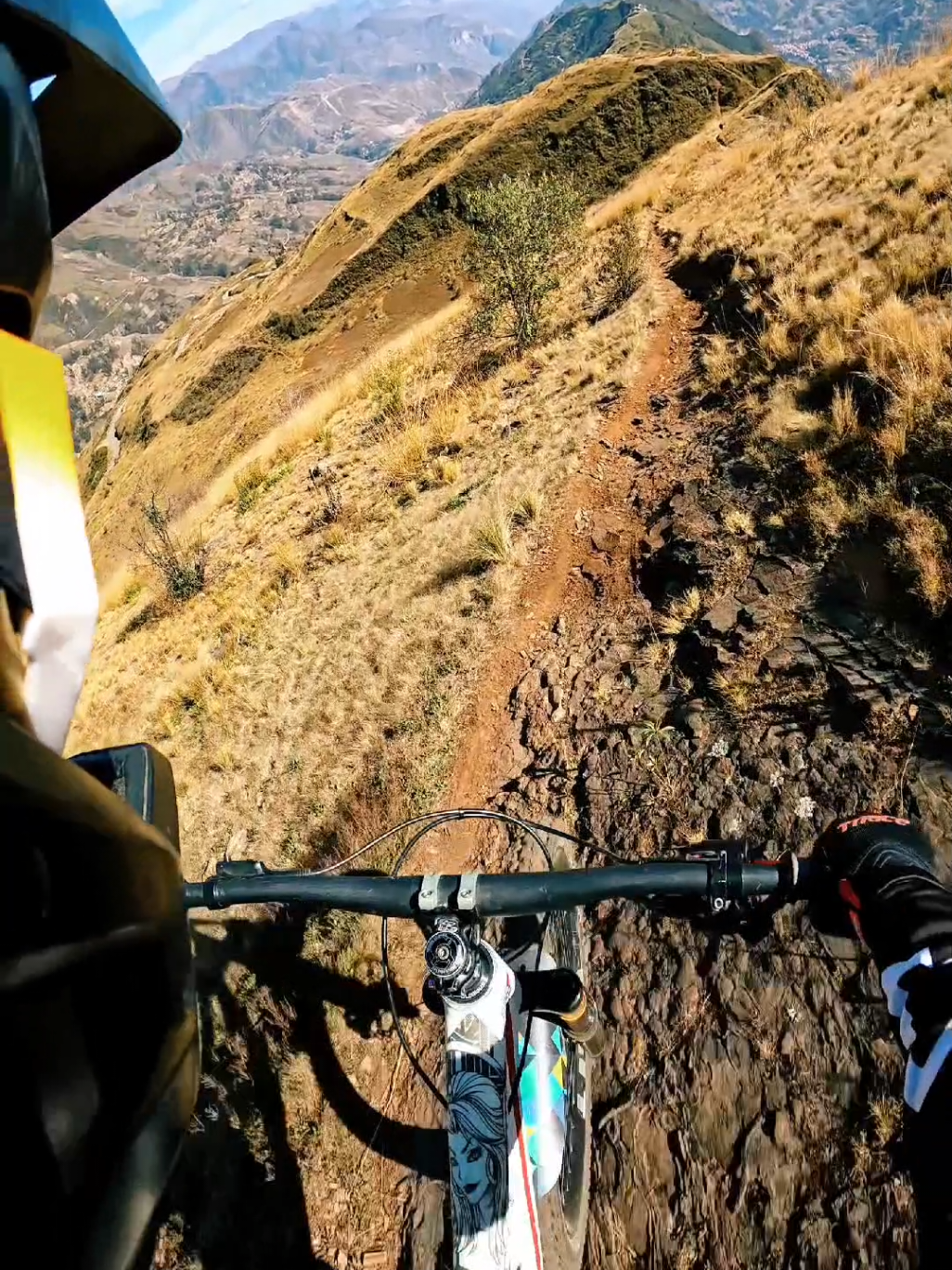 Línea: Loma Loma Recuerda: sobre todo disfrutar la senda y Sorata ☺️ 🎥Emma #downhill #enduro  #sorata #Bolivia