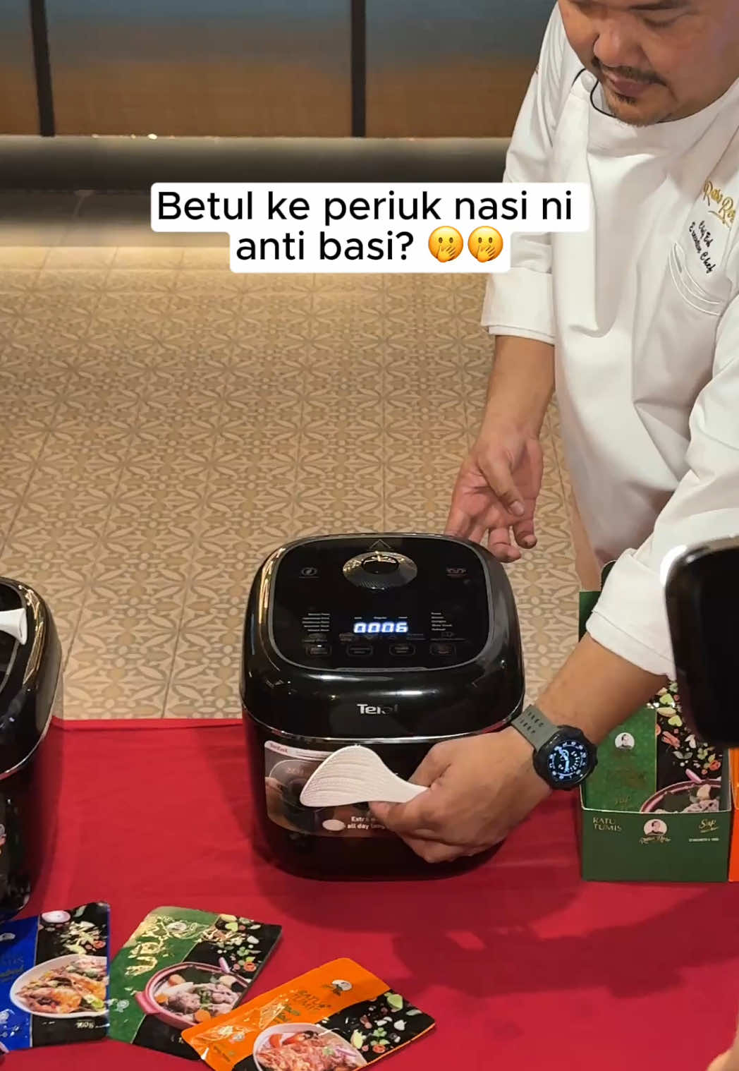 Sekarang ni korang dah tak payah risau kalau nasi cepat sangat basi.  @Tefal Malaysia sekarang baru keluarkan TEFAL Delirice Max Rice Cooker yang bagi jaminan nasi takkan basi selama 24 jam. Kalau esok pagi nak goreng nasi, dah tak payah simpan dalam peti ais dah.  Senang kan?