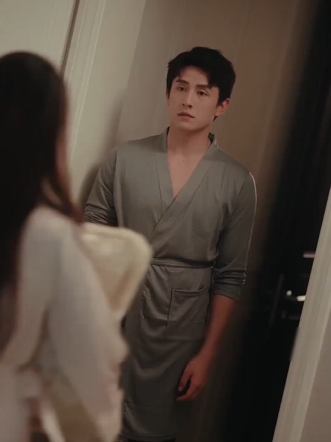 Sau khi cặp vợ chồng mới cưới xảy ra mâu thuẫn Người vợ một mình chạy ra sofa ngủ... #reviewfilm  #fiml  #review  #xuhuongtiktok