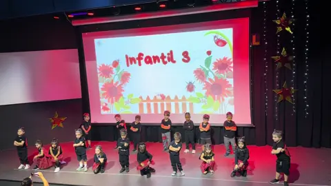 🐞🌸 O Infantil 3 trouxe a magia da primavera para o palco! Com a música da Joaninha, nossos pequenos encantaram e espalharam alegria. 💛✨ 🌼 Que orgulho dessa turminha que floresce a cada dia! 🌷 #Primavera2025 #Infantil3 #MúsicaDaJoaninha #PequenosArtistas #ApresentaçãoDePrimavera     