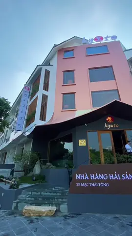 ⛩ Ưu đãi kéo dài - Nhân hai thi vị Được sự tin yêu và ủng hộ của Quý khách trong tuần lễ soft opening, Kyoto Sachi hân hạnh gửi tặng món quà chào mừng tới Quý khách bằng cách kéo dài ưu đãi nhân dịp chuẩn bị ra mắt chính thức: 🍶 Giảm 10% trên tổng hoá đơn 🍣 Tặng ngay set sashimi 500.000đ dành cho bàn từ 2 khách trở lên 🍣 Tặng set sashimi 1.500.000đ dành cho bàn từ 4 khách trở lên ⏳ Thời gian áp dụng: đến hết ngày 09/10/2025 Cùng thưởng thức những khoảnh khắc an nhiên và trọn vẹn tại Kyoto Sachi. 🧡 --- ⛩ Extended Offers – Double the Essence With heartfelt gratitude for your warm support during our soft opening week, Kyoto Sachi is delighted to extend our welcome gift as we prepare for the grand opening: 🍶 10% off the total bill 🍣 A complimentary sashimi set valued at 500,000₫ for tables of 2 or more 🍣 A complimentary sashimi set valued at 1,500,000₫ for tables of 4 or more ⏳ Valid until October 9, 2025 Savor serene and fulfilling moments at Kyoto Sachi. 🧡 --- - 𝗞𝗬𝗢𝗧𝗢 𝗦𝗔𝗖𝗛𝗜 -  ⛩