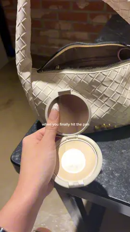 obsessed with this powder!! perfect for my oily skin. excuse my dirty mirror  #absidypowder #absidy #absidycomplexionblur #absidytranslucentpowder #powderforoilyskin 