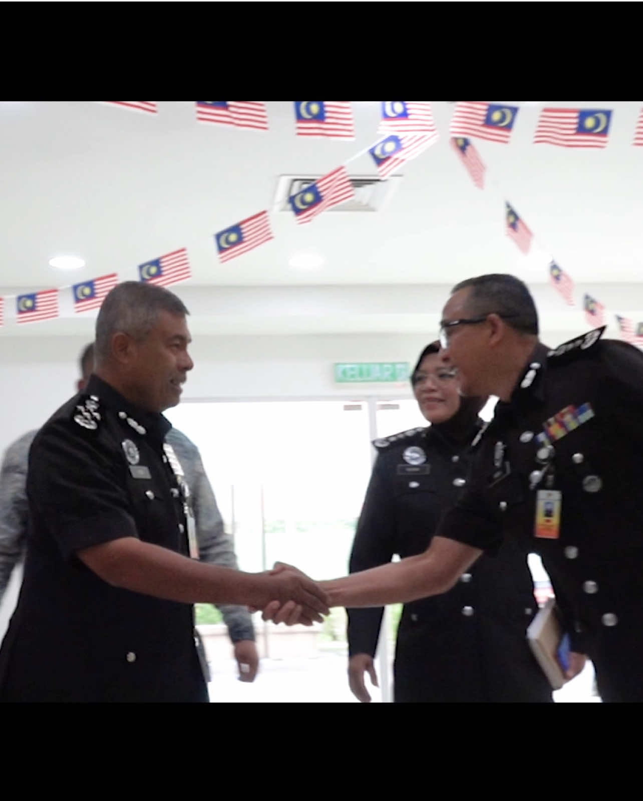 Kajang, 23 September 2025 – YBhg. KJP Dato’ Haji Abdul Aziz bin Abdul Razak, Komisioner Jeneral Penjara Malaysia telah menyempurnakan Perhimpunan Bulanan dan Dialog Bulanan September 2025 di Auditorium Ibu Pejabat Penjara Malaysia. Dalam ucapannya, beliau menekankan kepentingan kebersamaan warga jabatan sebagai tonggak kekuatan organisasi, di samping menggalakkan warga kerja meningkatkan pengetahuan melalui kursus serta mengamalkan budaya kerja kelas pertama dengan penuh integriti. Beliau turut memaklumkan bahawa Jabatan Penjara Malaysia bakal menjadi tuan rumah Majlis Perhimpunan Bulanan Peringkat KDN, sekali gus menyeru kerjasama semua pihak bagi memastikan kejayaan penganjuran. Saksikan video rangkuman majlis penuh di bawah. #JabatanPenjaraMalaysia #PenerajuPerkhidmatanKorektif #MalaysiaMadani #TaatSetia #KepimpinanKoreksional
